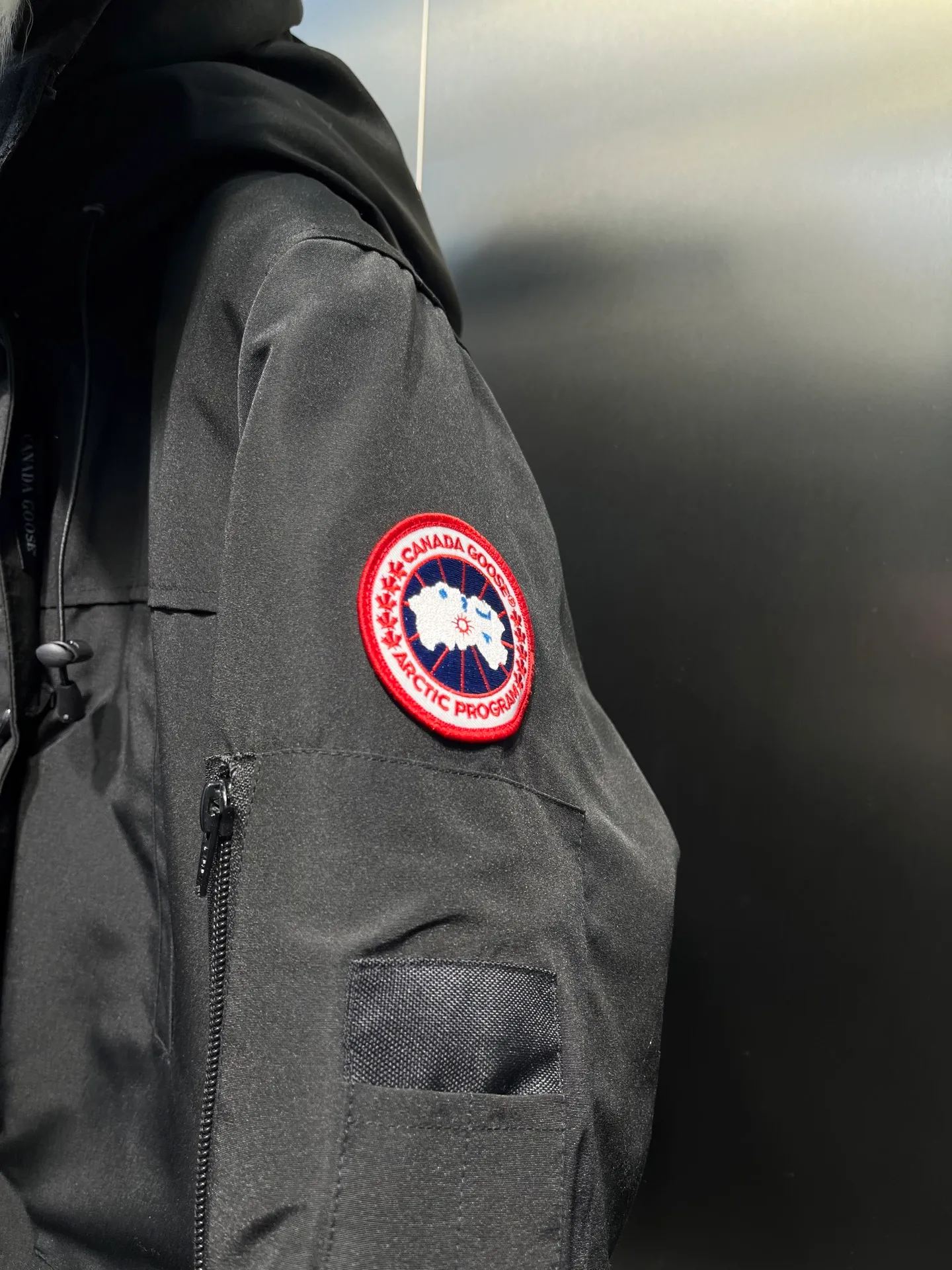 P840 Canada Goose Canada Goose #Expedition03 Parker, a treasure of Canadian origin! Limited supply worldwide! Canada Goose Model 03 is a top-notch couple model. The polar cold-proof outdoor series fur collar detachable hooded parka down jacket is the first Goose in 2024. I hope my friends will like it. Peak quality. I hope everyone can identify it together! The most popular cool items of the Big Goose family in 2024 are online. The same popular product of Yi Yang Qianxi is said to be a joint limited edition Big Goose that cannot be bought in autumn and winter. If you dislike the sameness of the Big Goose in the past, then this model will definitely give you a different experience! This year's most powerful couple's collection for autumn and winter is online, a top-notch luxurious ready-to-wear style, paired with an outdoor warm down jacket with great style and charm! The most standard and classic items of the Daye family in the past two years are equipped with unique reflective stripes for embellishment, which further shows the high-end fashion performance effect. With the embellishment of hardware buckles, it has excellent performance effect. The upper body is clean, simple and elegant, even for urban leisure. It is suitable for various occasions. Designed with large pockets, this model has a large capacity and is equipped with reflective stripes, making it safer at night. It is suitable for various adventure activities. It is made of windproof and waterproof technical materials. The interior is filled with full white duck down, which is absolutely cold-proof and warm. It also has a stand-up collar design and fine fluff at the collar, with meticulous attention to detail! The charm of this model is also more spiritual, and the upper body has more temperament and specifications. It perfectly shows the ultra-high standard of fashionable performance of this model, integrating outdoor and life, and you can even create high-street wear! The most pinnacle limited-edition goose that we have presented so far, both in terms of design and detailed materials, it is completely outstanding. The grand and evergreen version design is matched with cool reflective elements. The overall appearance can be said to be quite high, and it has that kind of powerful outdoor performance! It combines high-end casual attributes with high-street style. It is high-grade, domineering, warm, and beautiful. The visibility of the upper body is quite strong, and the configuration of the owl element is highly brand-recognizable. It fully complements the overall brand performance and visual effects, and also has the high-end sense of fashion and fashionable performance. It is a must-buy product because it is the most awesome down brand on the planet and one of Canada's three national treasure brands. It is also a sentimental down luxury brand. In the field of polar cold-proof clothing, Goose has made an irreplaceable contribution... Size: xs s m l xl